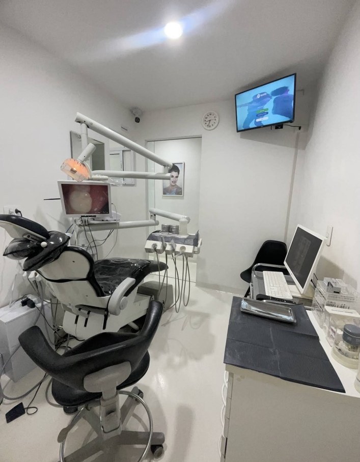 Sala de atendimento com cadeira odontológica